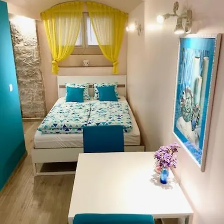 Turquoise Apartment *